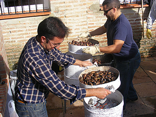Los vecinos de San Francisco son los organizadores de este tradicional tostón de castañas.
