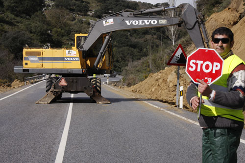 Trabajos de mejora en una carretera de la Serranía. Foto Archivo.