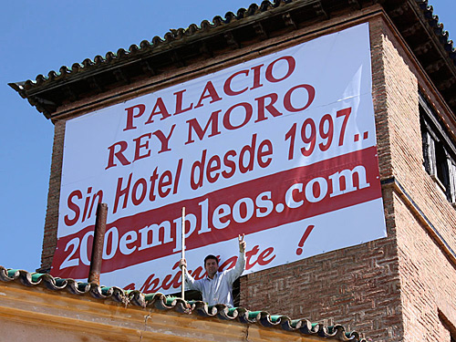 El propietario de la Casa del Rey Moro se encaramó al tejado en 2010 para reclamar que le dejasen abrir un hotel en el recinto.