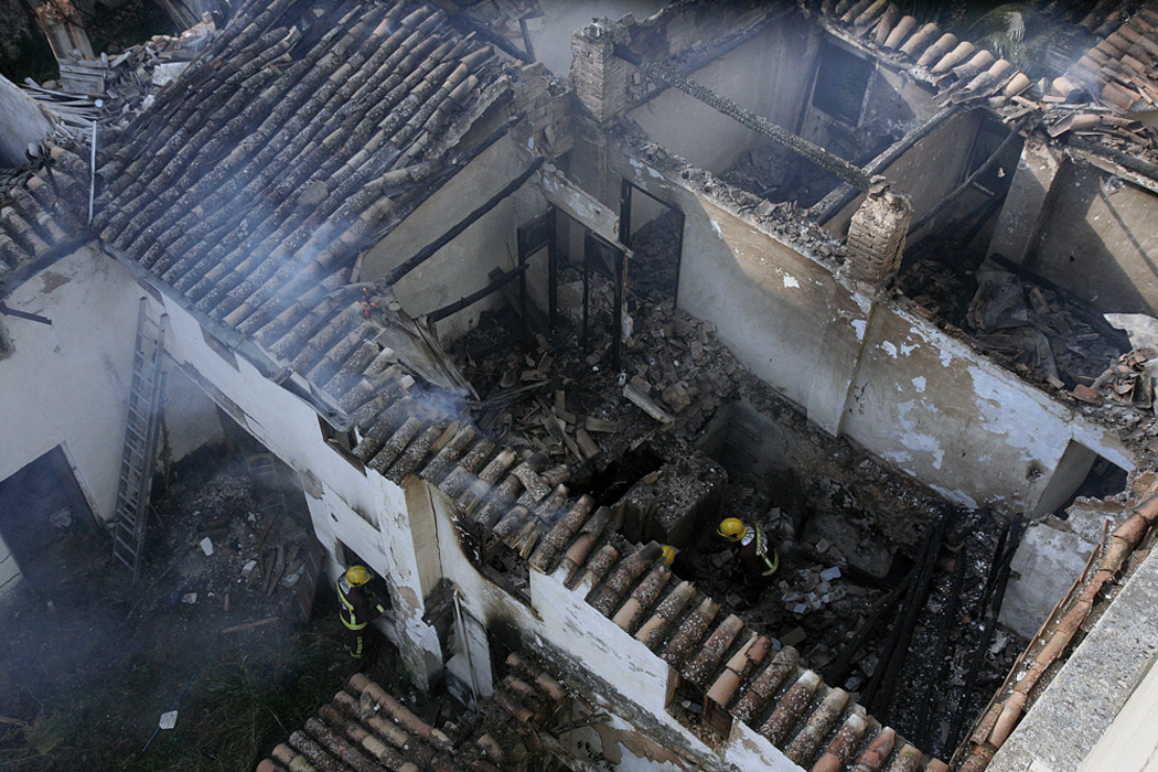 Vista del edificio abandonado durante la intervención de los bomberos.