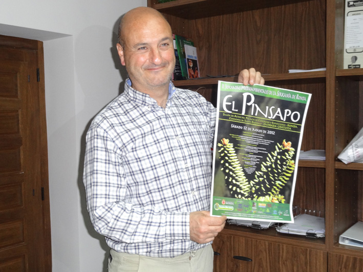 Rafael Flores muestra el cartel de las jornadas