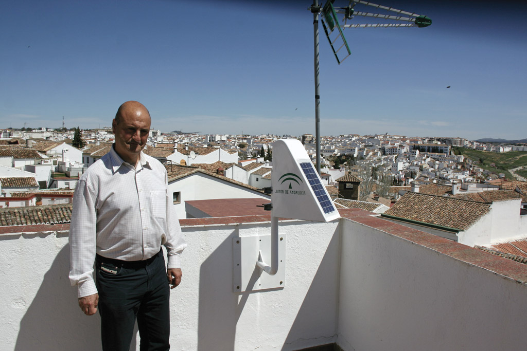 El delegado de Medio Ambiente, junto a la antena