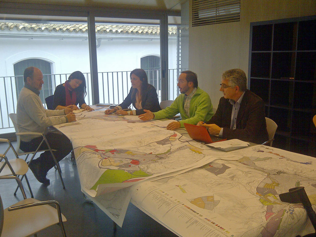Reunión mantenida entre el equipo redactor y responsables municipales.
