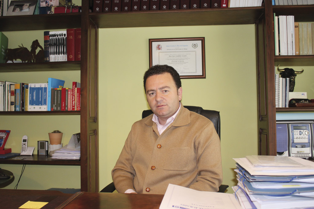 Luis Candelas en su despacho de abogados