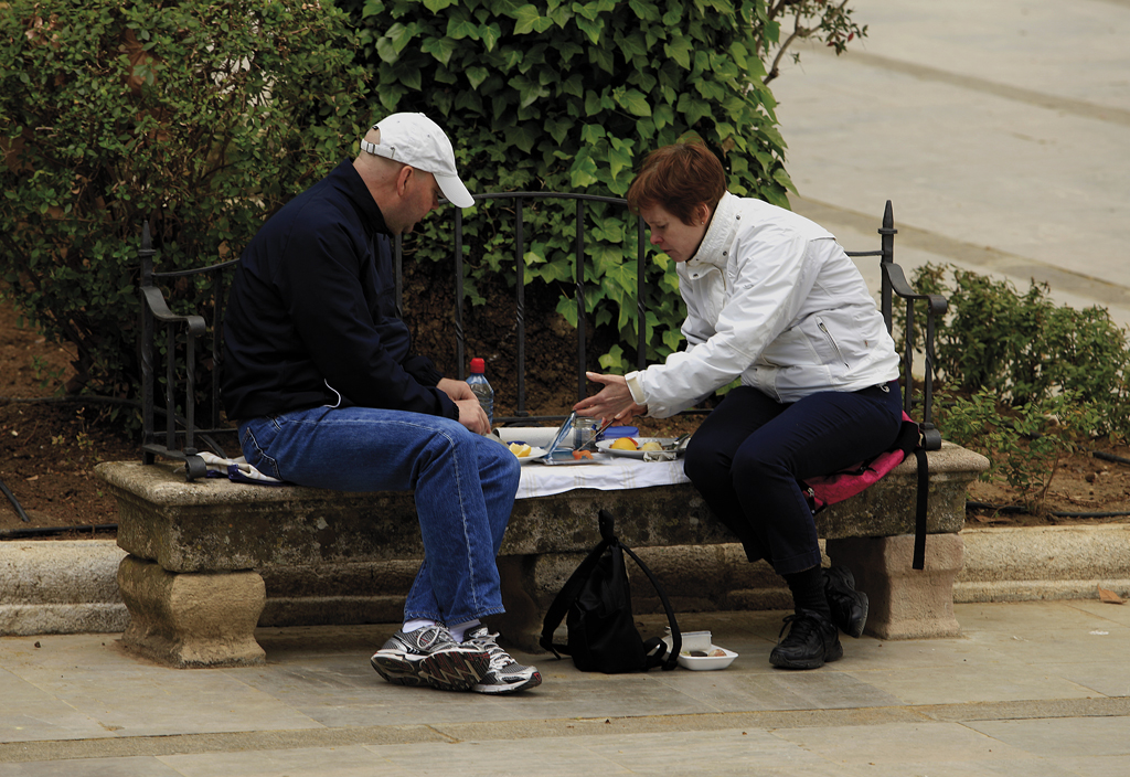Mesa y mantel en parques y calles para evitar gastos en comida