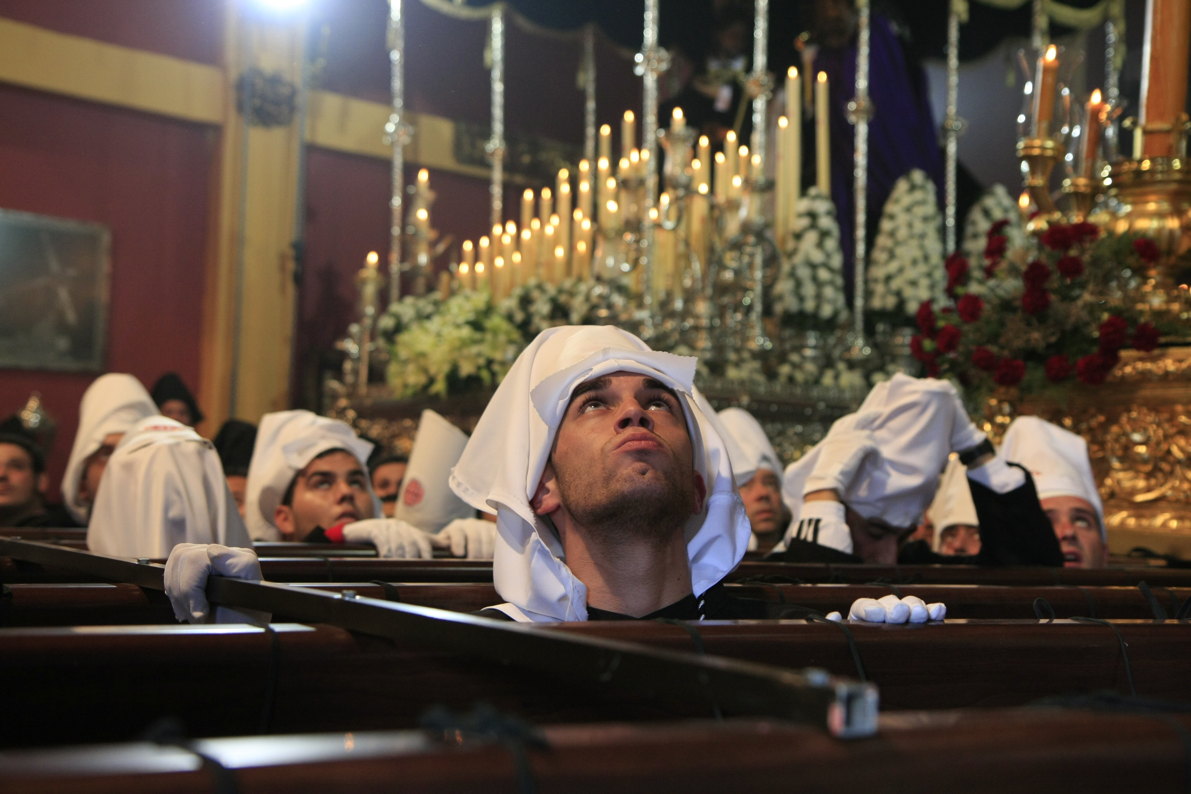 Momento de la salida del Santo Entierro en la tarde del Vienes Santo.