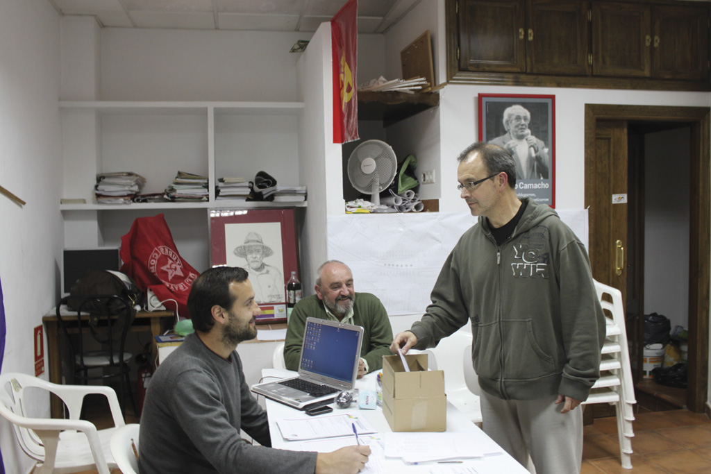 Un afiliado de IU en el momento de ejercer su derecho al voto