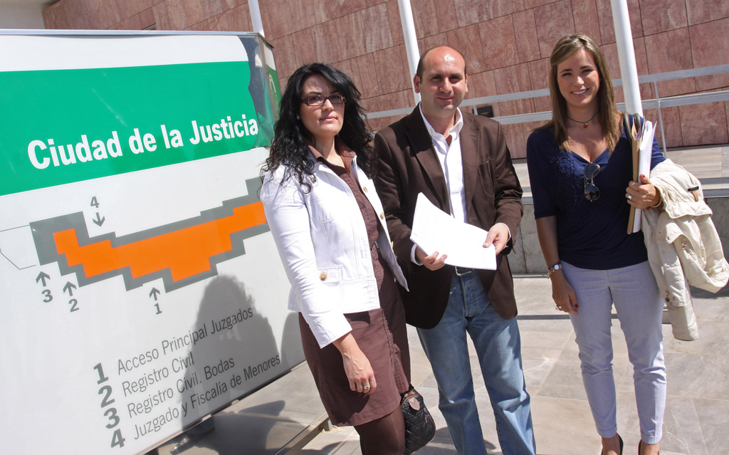 Soraya García, Francisco Conejo y Patricia Alba, en la Ciudad de la Justicia.