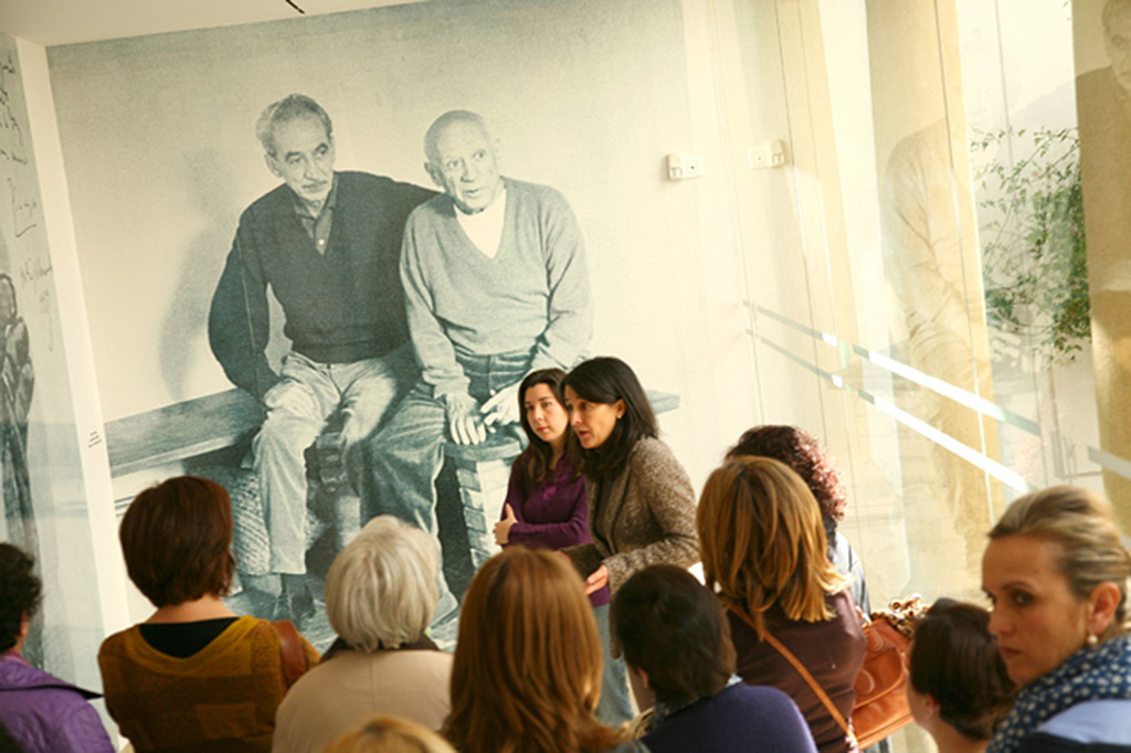 Emilia Garrido, directora del museo, se dirige a los participantes.