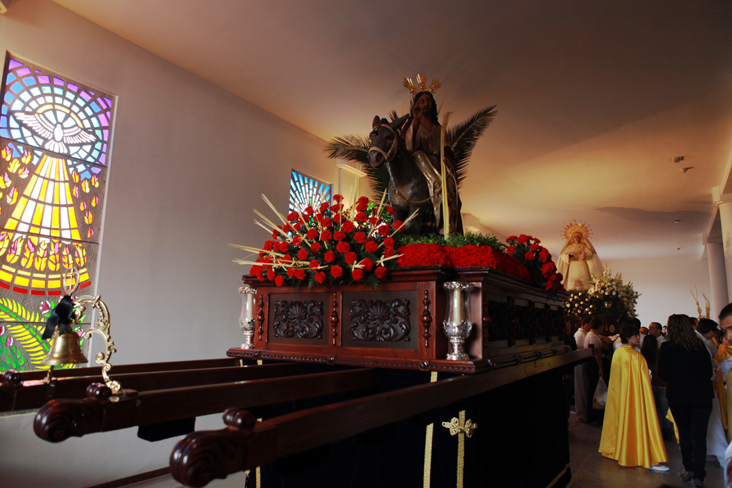 Los tronos de la Pollinca en el interior de la iglesia de San Antonio.