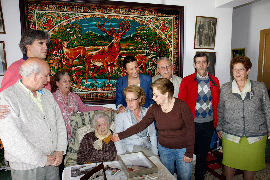 La homenajeada, rodeada por sus hijos y representantes municipales.