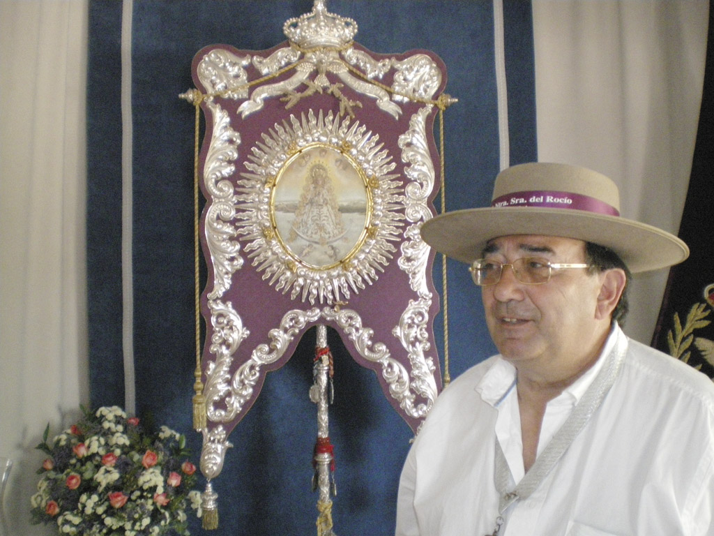 Alfonso Morales junto al simpecado de la Virgen