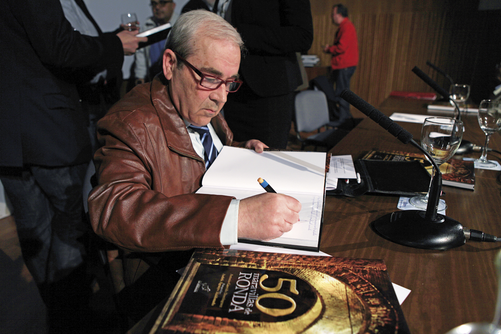 Antonio Garrido firmando un ejemplar