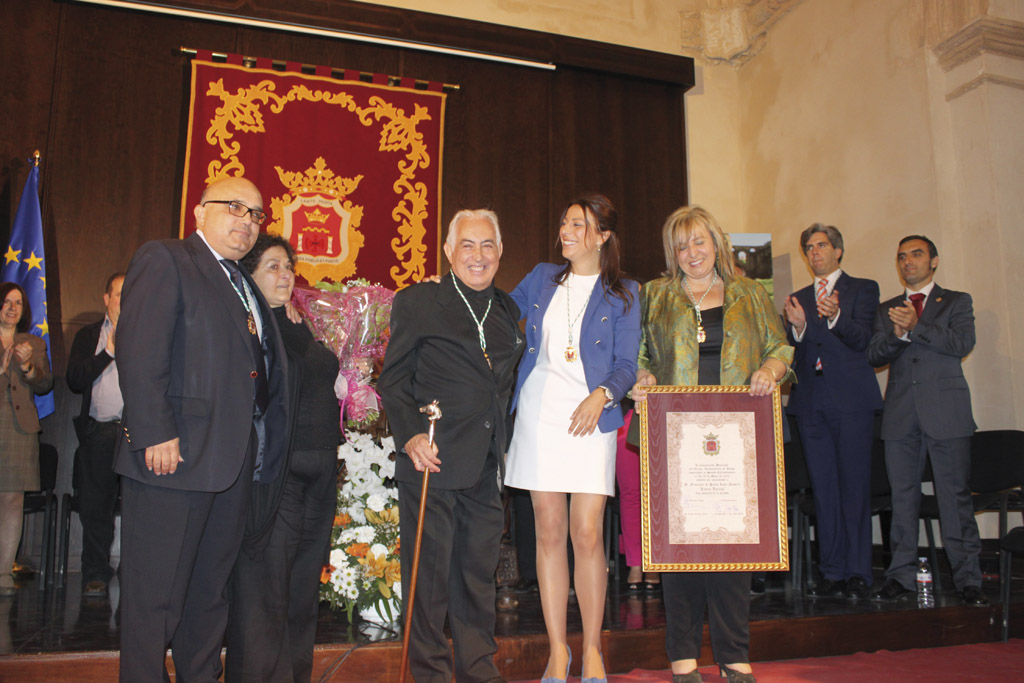 Curro Lucena con su nombramiento y junto a su mujer, la alcaldesa de Ronda, la fiscal y el abogado de su nombramiento