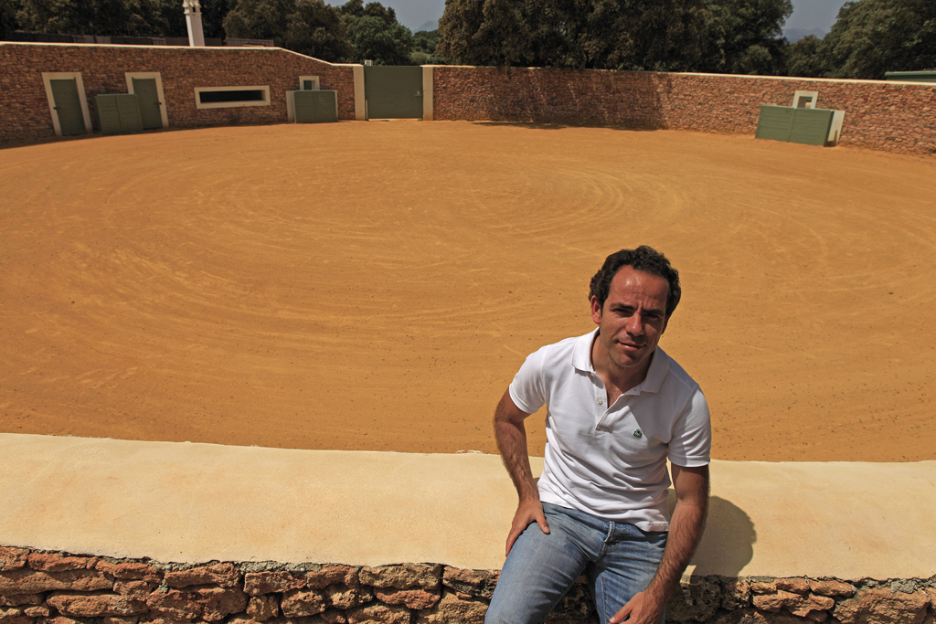 El empresario delante de la plaza de toros del complejo