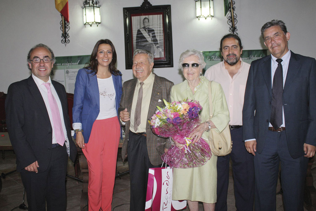Familiares de Delgado fueron recibidos en el Ayuntamiento por representantes municipales y el director del IES