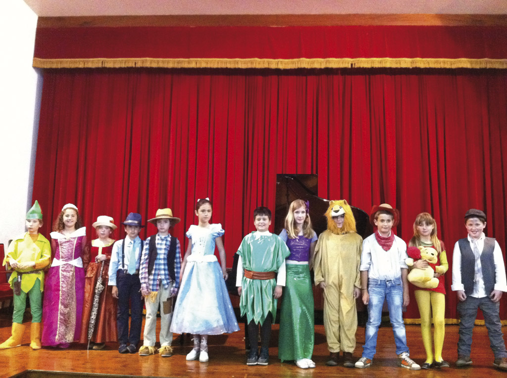 Los alumnos iban vestidos acorde al tema que interpretaban