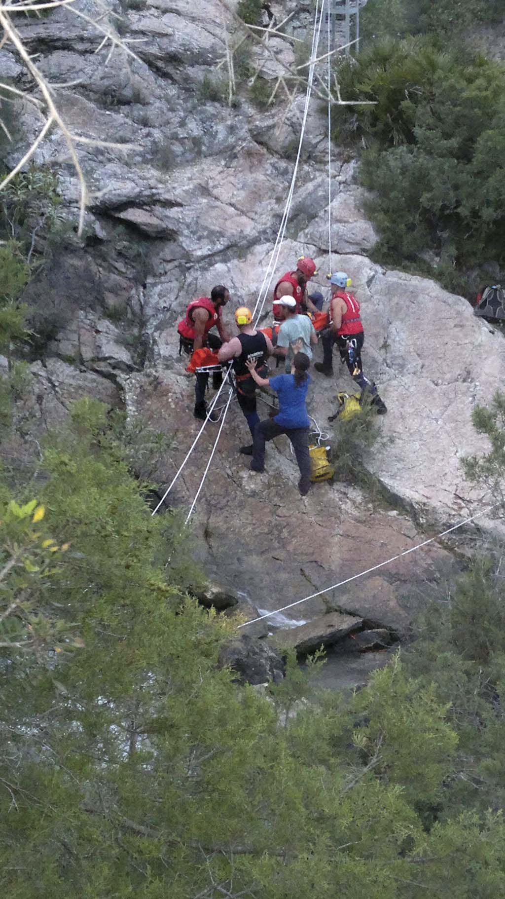 Momento del rescate por parte de los bomberos