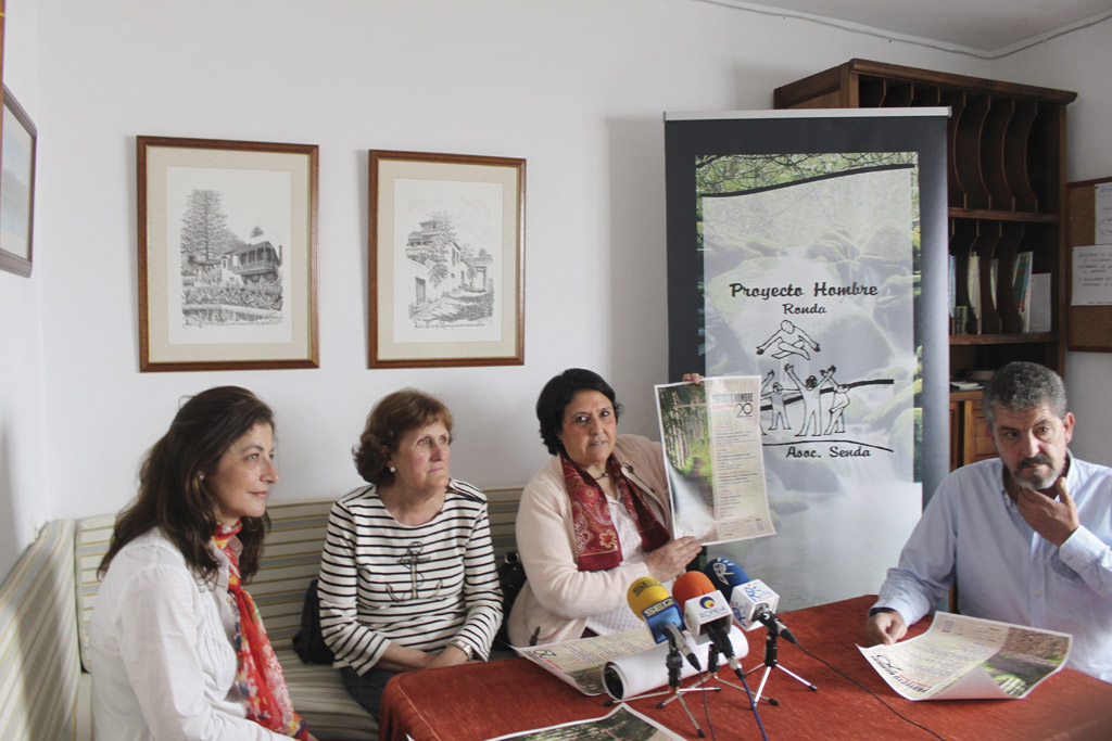 Responsables de Proyecto Hombre durante la rueda de prensa