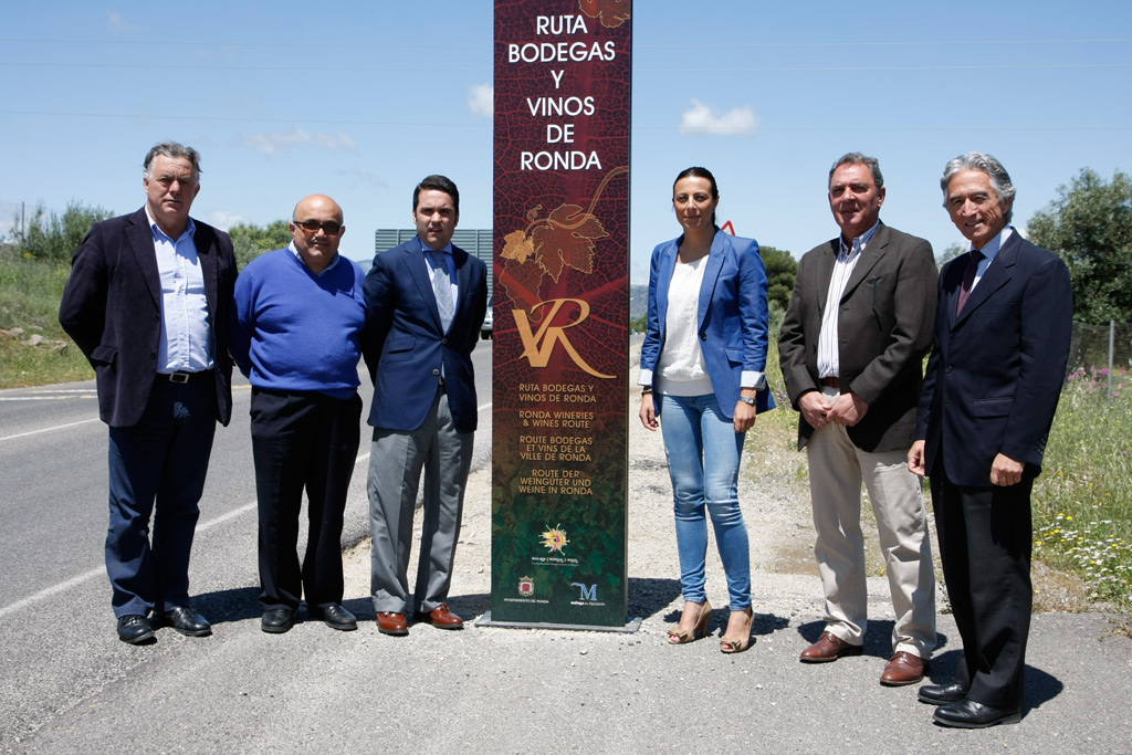 Representantes municipales, de Diputación y del mundo del vino estuvieron en la inauguración.