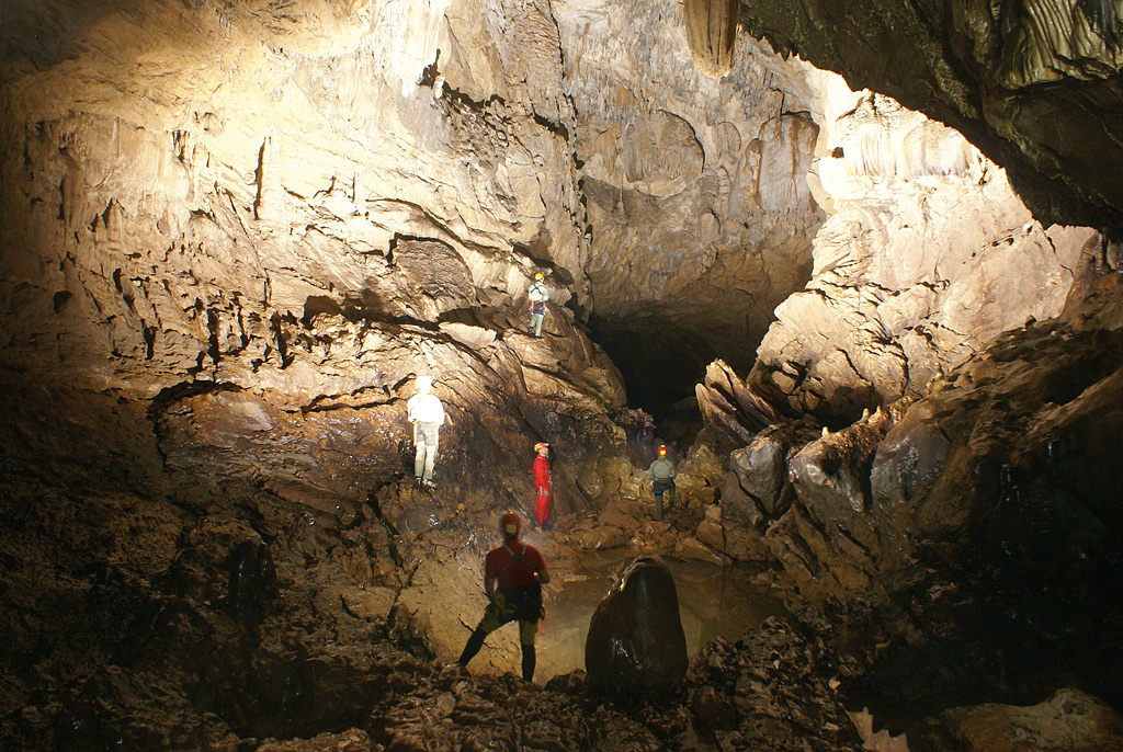 Interior del complejo Hundidero-Gato en una de las expediciones.