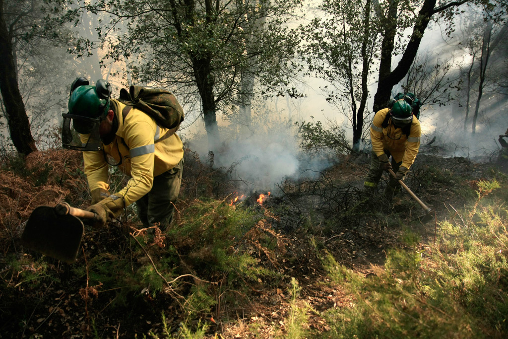 Miembros de un retén de Ronda durante la extinción de un incendio.