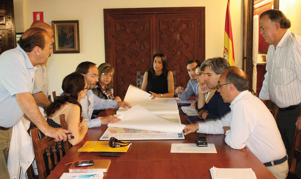 Reunión del equipo de gobierno tras recibir el documento de planeamiento.