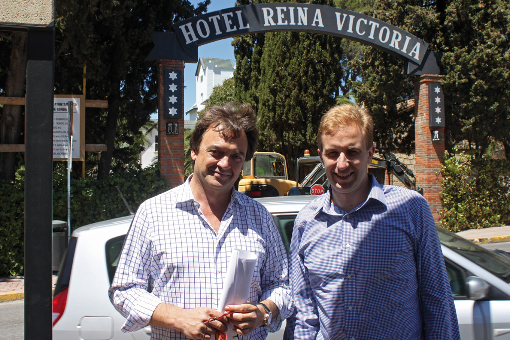 Antonio Cabello, director del hotel Victoria, junto a Jordi Bautista, responsable de Recursos Humanos de Catalonia.