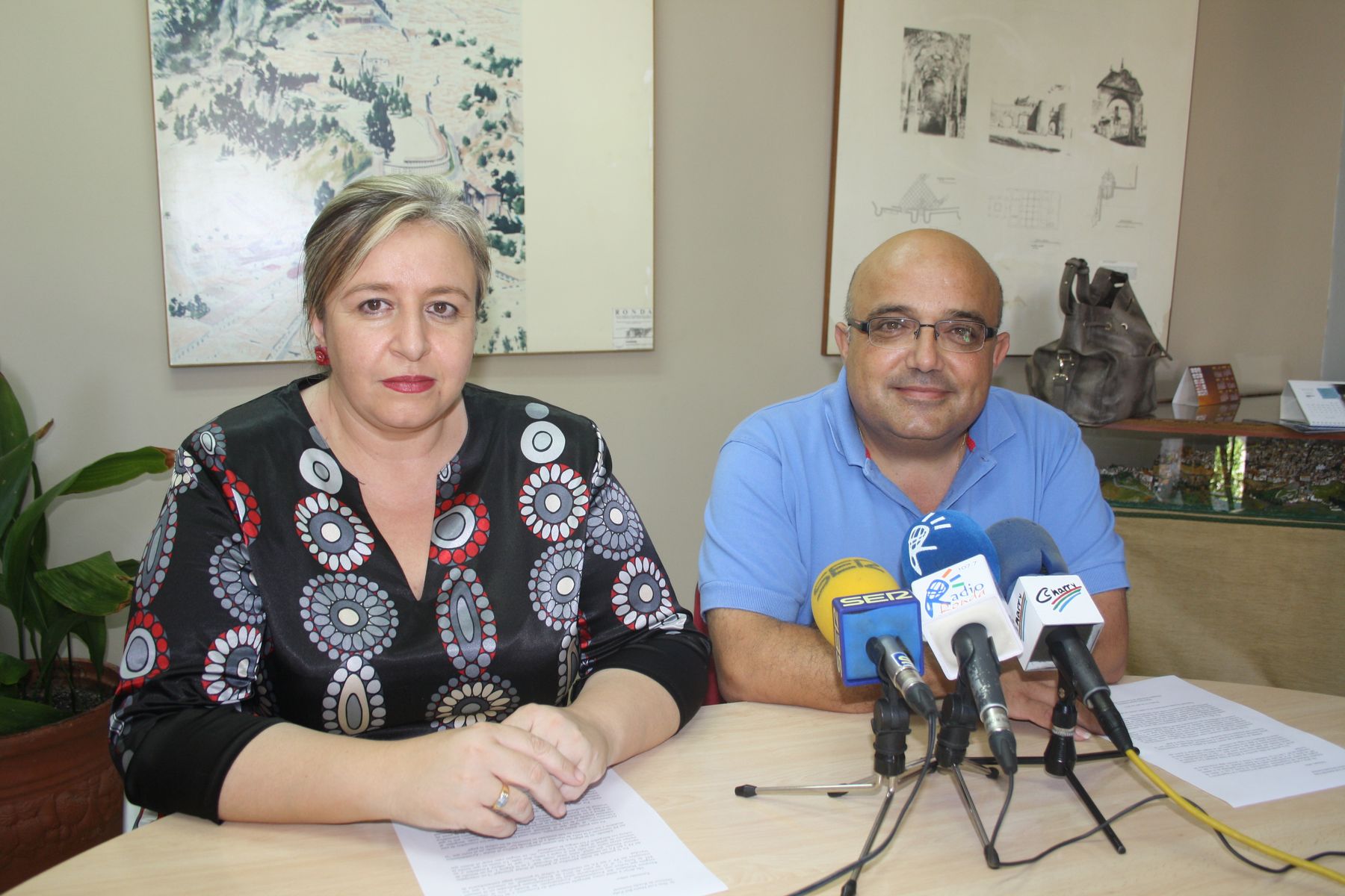 La portavoz del PA, Isabel Barriga, y el portavoz del PP, Jesús Vázquez, ayer en rueda de prensa.