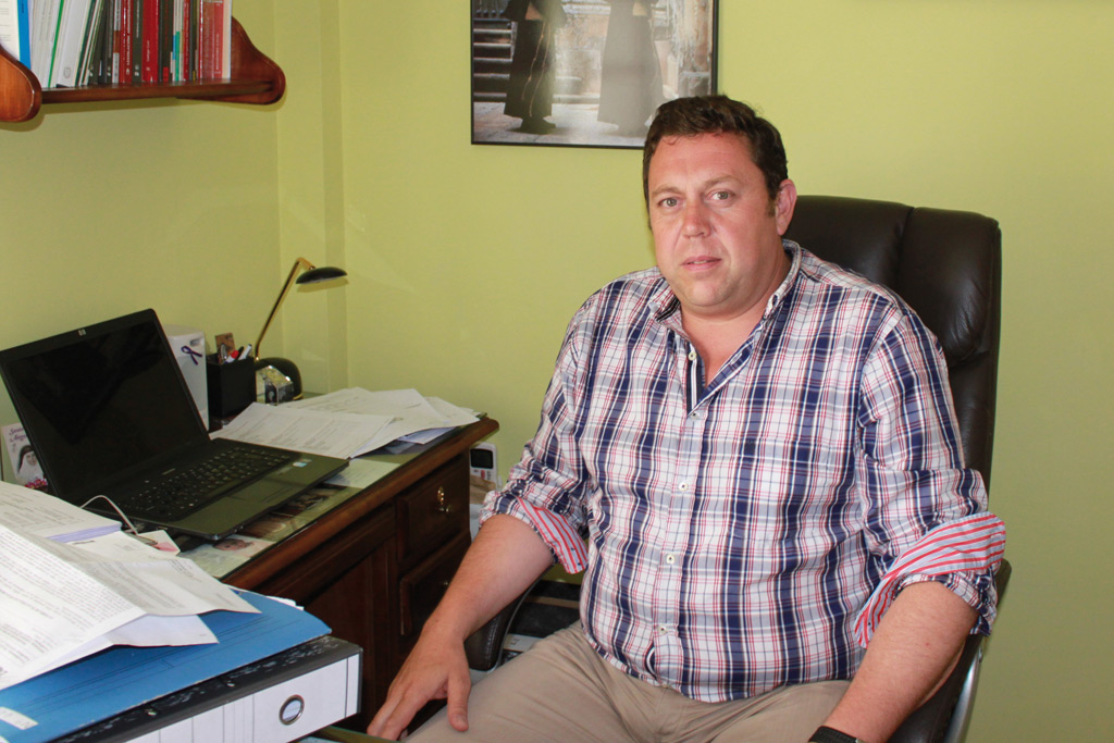 El nuevo presidente atendió amablemente a La Voz de Ronda en su despacho de abogado.