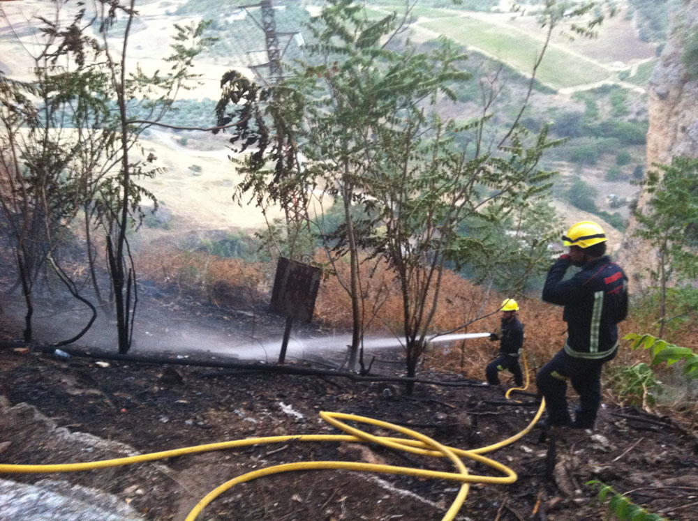 Los bomberos extinguiendo un incendio en la comarca. Imagen de archivo.