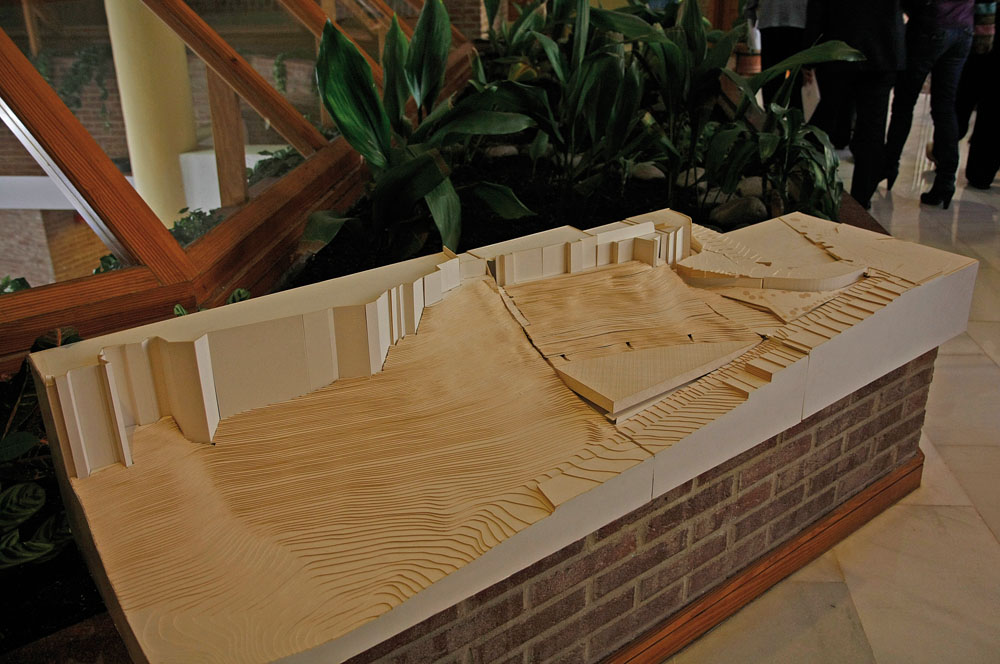 Recreación sobre una maqueta del centro de recepción de visitantes.
