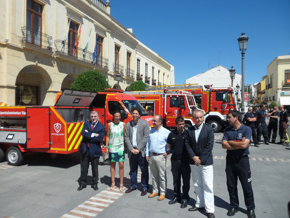 La alcaldesa, Mari Paz Fernández, el concejal, Fernando Corrales y responsables del cuerpo de bomberos en la presentación de los nuevos vehículos
