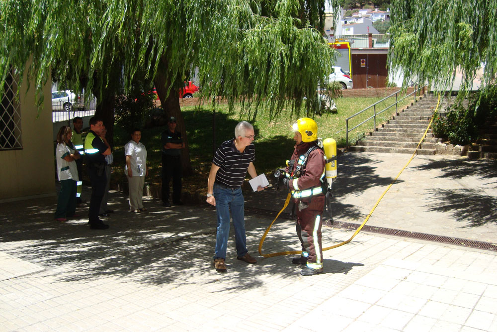 Bomberos durante el simulacro.