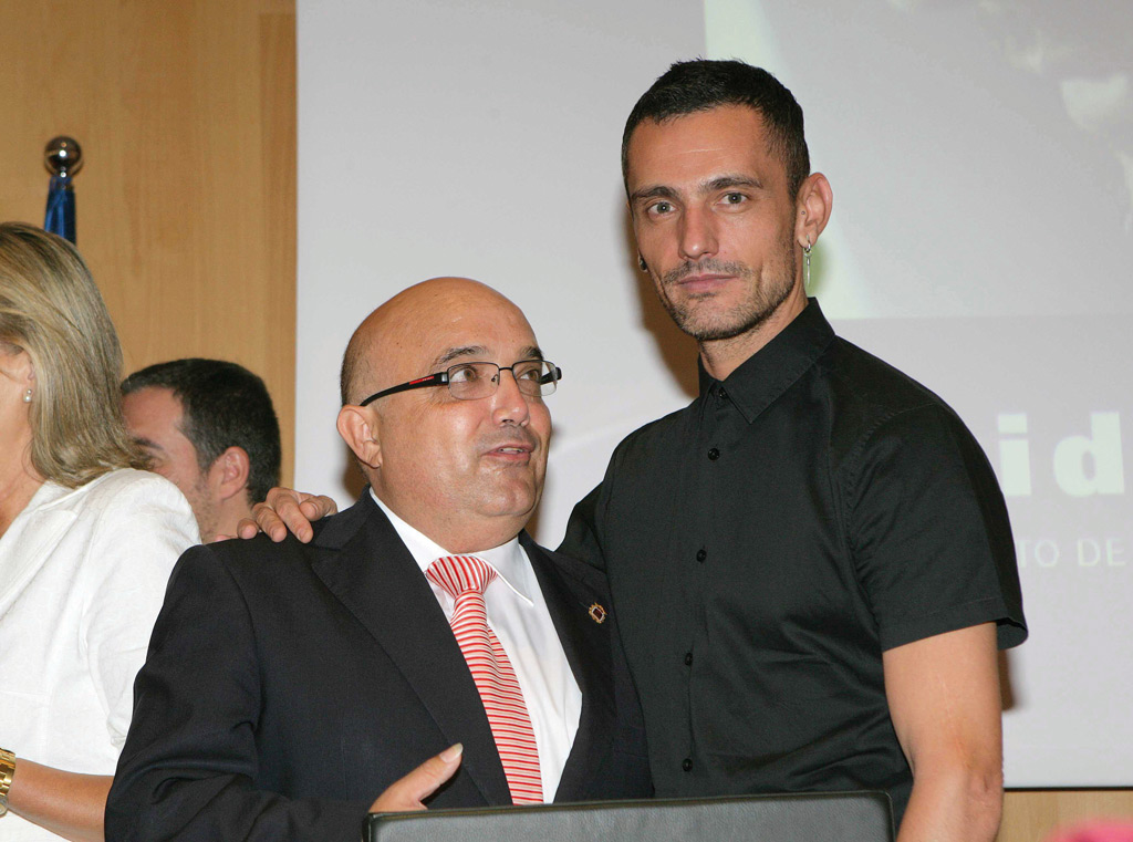 David Delfín junto al concejal Jesús Vázquez cuando fue nombrado en 2012 Hijo Predilecto de la Provincia de Málaga.