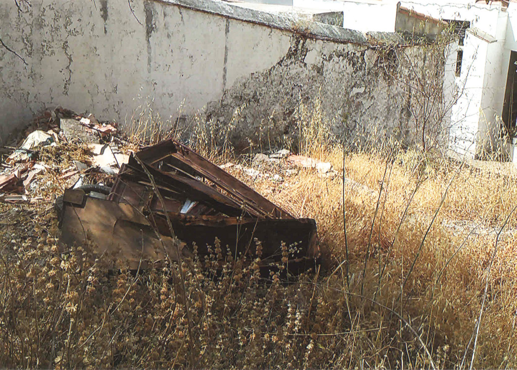 Imagen del cementerio de Alpandeire con los restos de ataúdes.