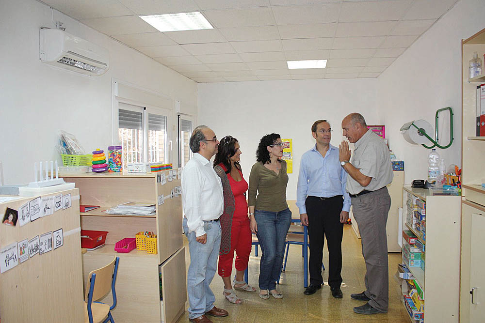 Responsables municipales y personal del centro, en la visita de este jueves.