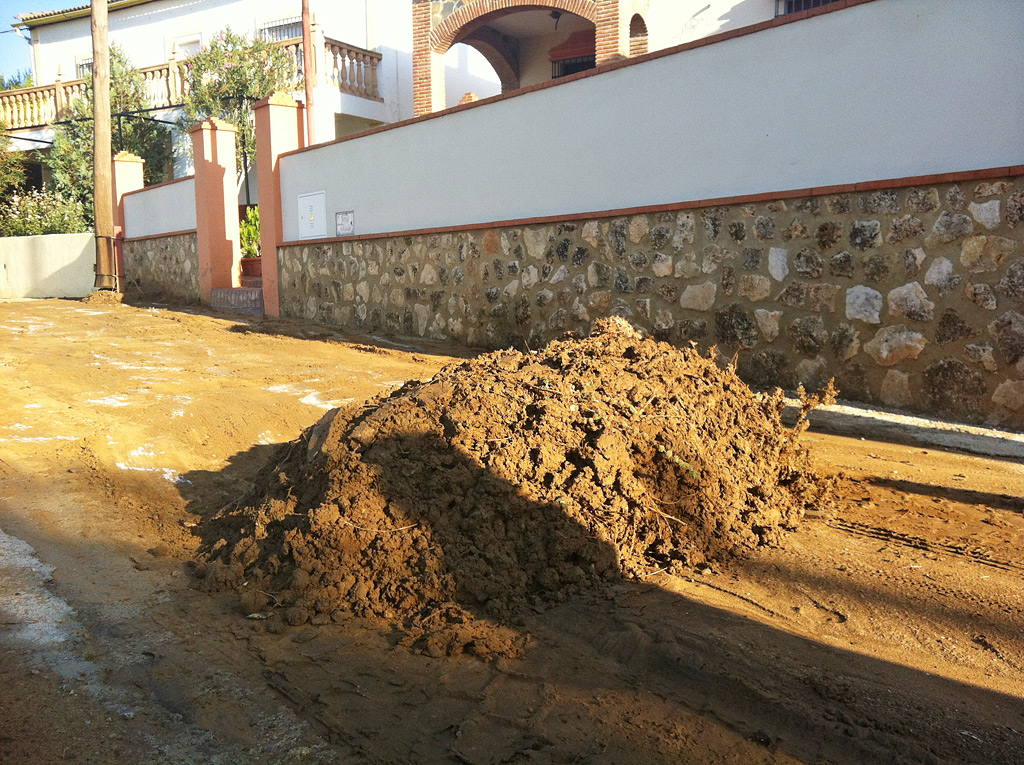 Los equipos de limpieza procedían esta mañana a retirar el barro.