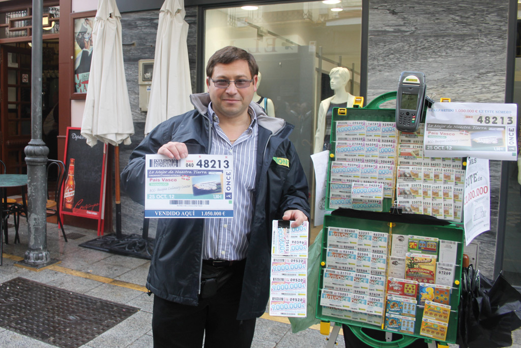 Juan Carlos con el nº 48.213 que resultó premiado.