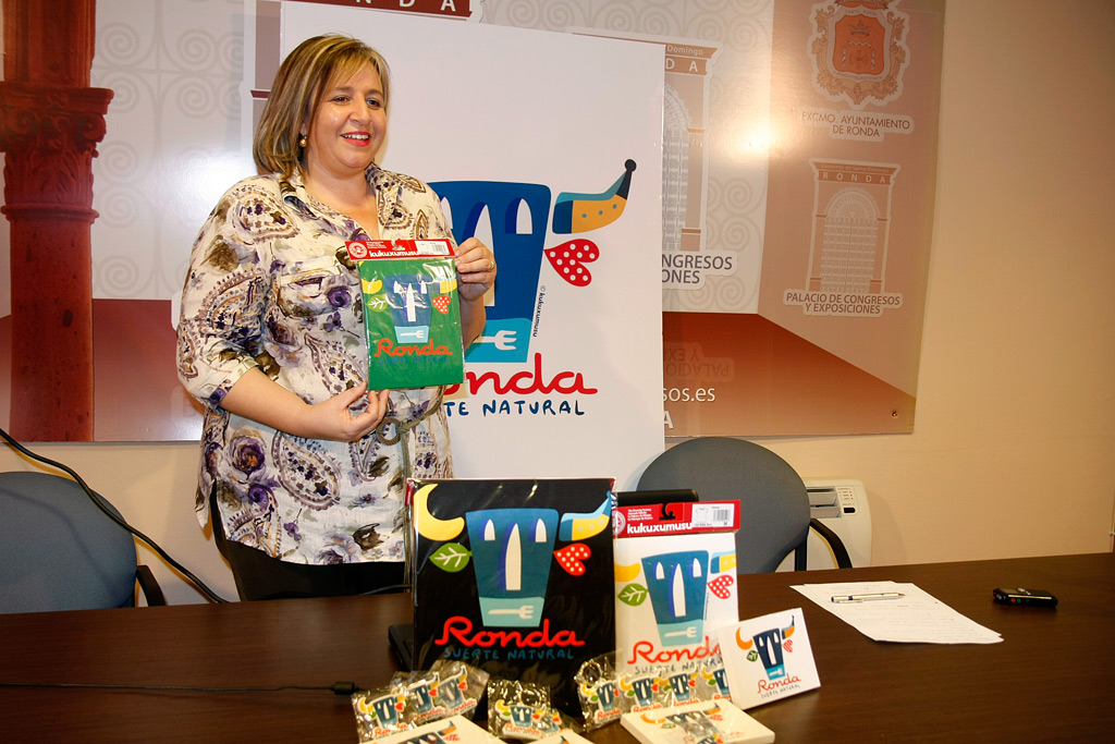 La delegada presentó los artículos de merchandising que ya se están vendiendo.