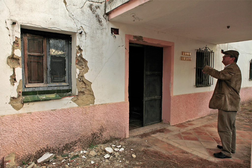 Una de las ventanas de la que fue sustraída la reja que protege a la vivienda.