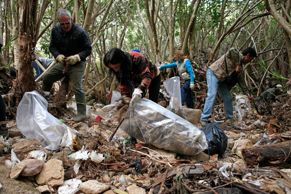 Imagen de archivo Imagen de archivo retirando basura acumulada en los alrededores de Ronda.