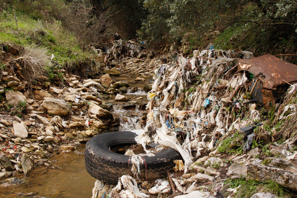 El paraje acumula toneladas de basura desde la rotura del sellado del viejo vertedero.