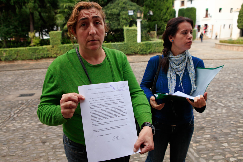 Una vecina muestra el documento presentado en el Ayuntamiento.