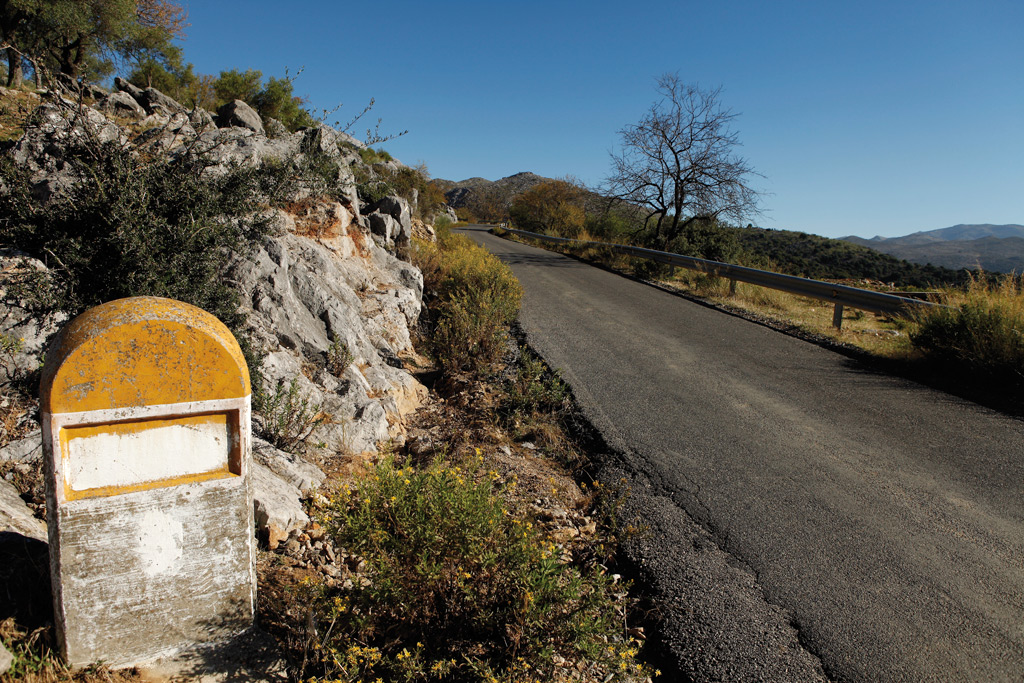 Las carreteras del interior de la comarca presentan un aspecto propio de zonas en vías de desarrollo.