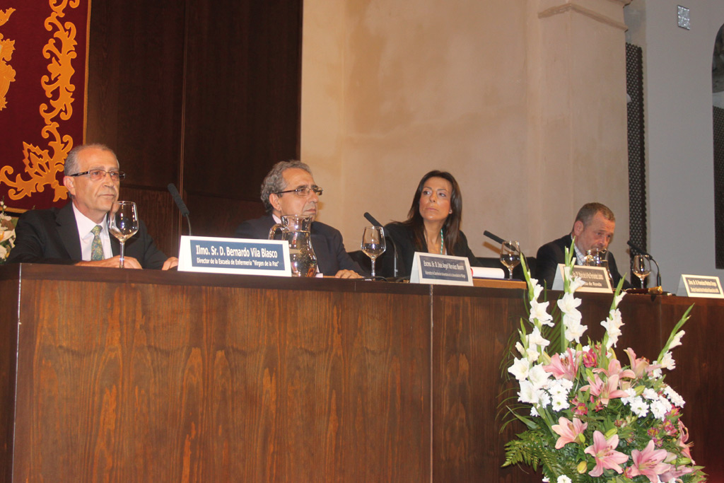 Mesa presidencial del acto.