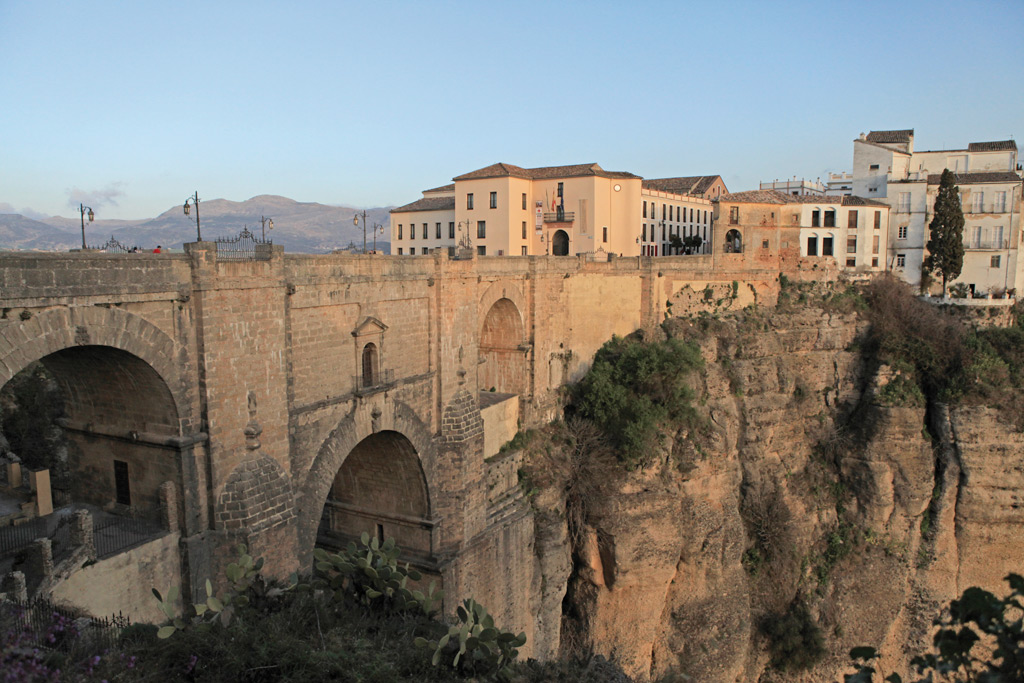 Imagen del Puente Nuevo con el casco antiguo de fondo.