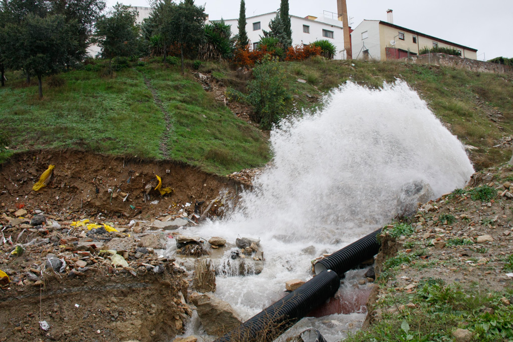 La fuga de agua alcanzó una altura considerable.