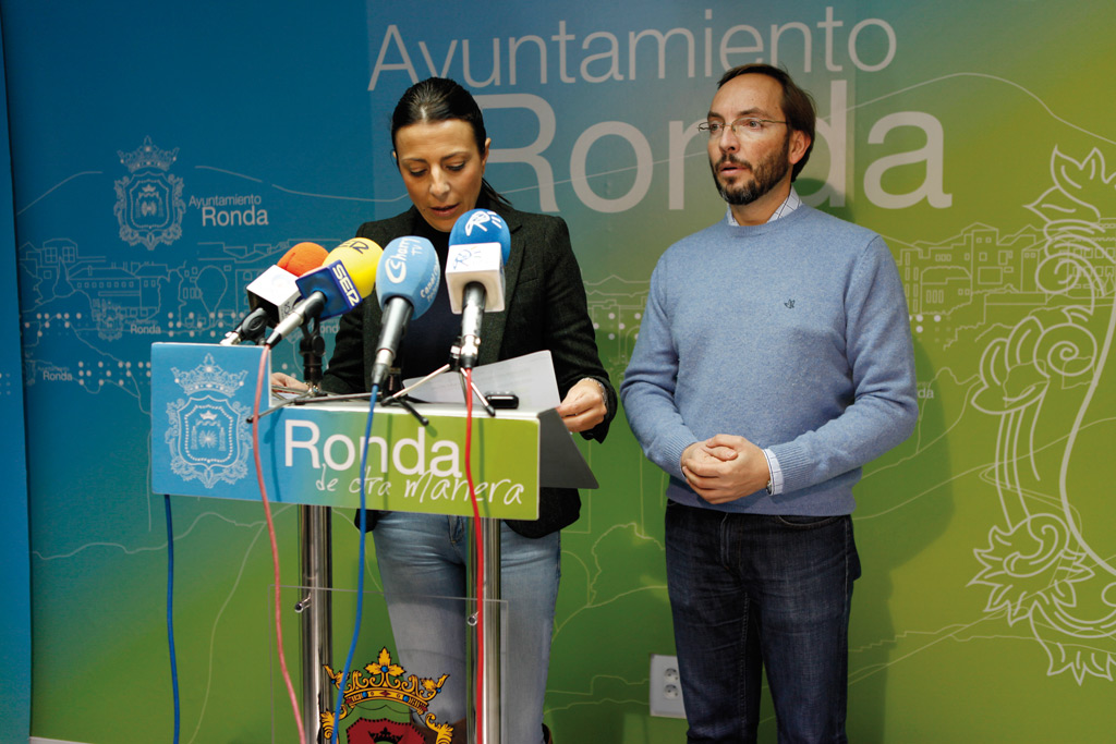 La alcaldesa de Ronda, Mari Paz Fernández, y el delegado municipal de Obras, Daniel Harillo.