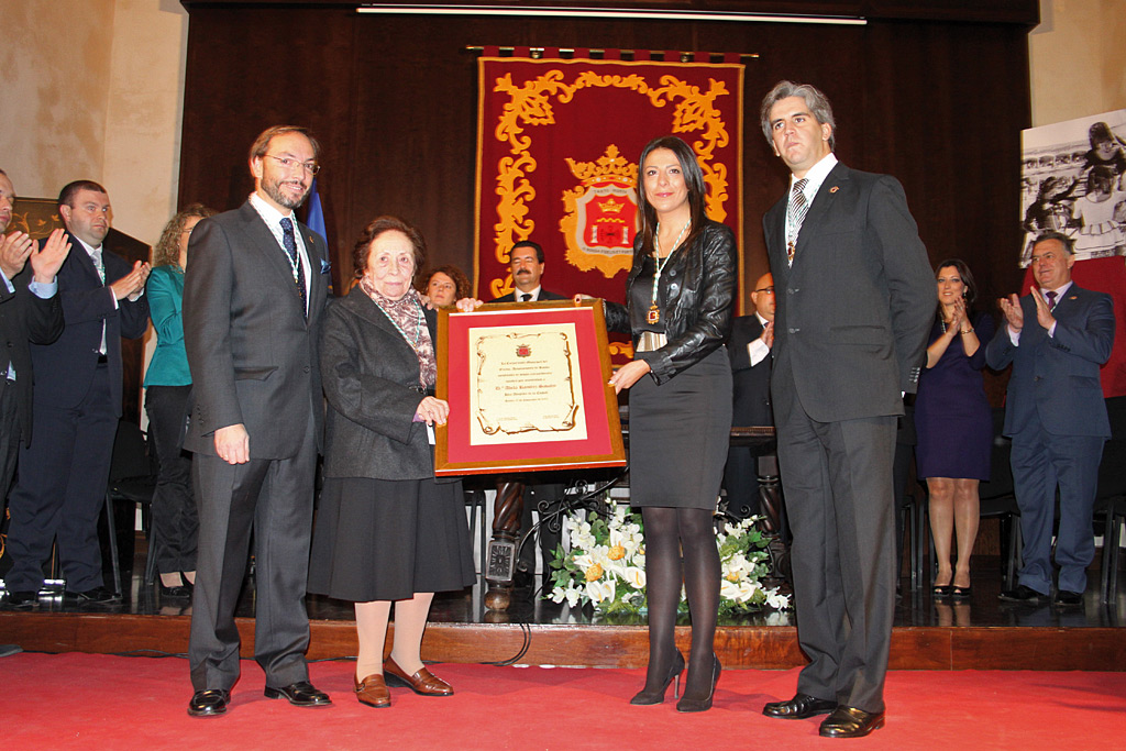 La homenajeada con la alcaldesa, Mª Paz Fernández, el fiscal, Antonio Arenas y el defensor de su expediente, Daniel Harillo.
